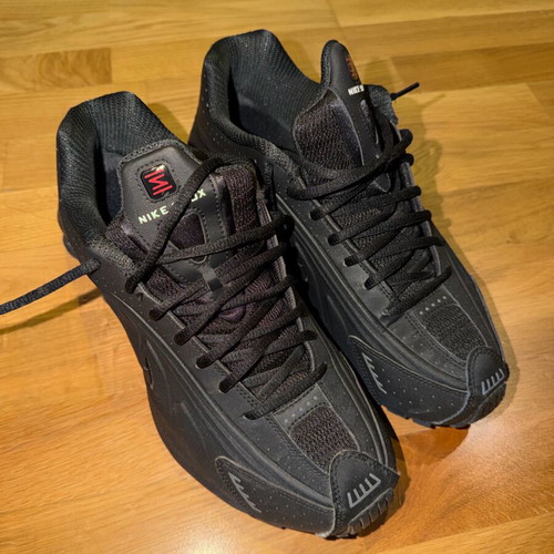 Nike Shox R4 like new, size 44, black sneakers