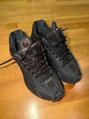 Nike Shox R4 like new, size 44, black sneakers