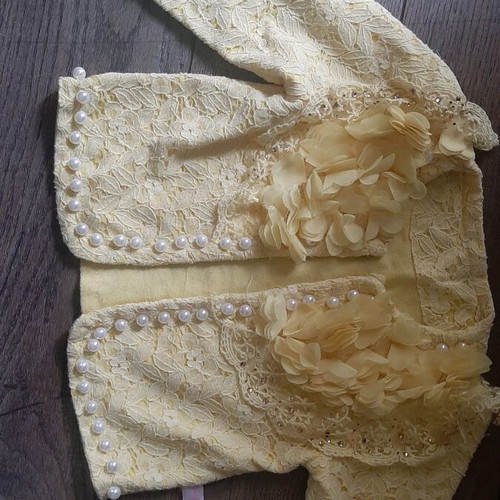 Girls cardigan used yellow with embroidery pearls and flowers age 4 Qiaogiaofano