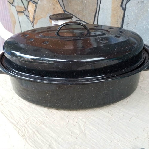 Enamel Roasting Pan like new with lid, 30 cm length