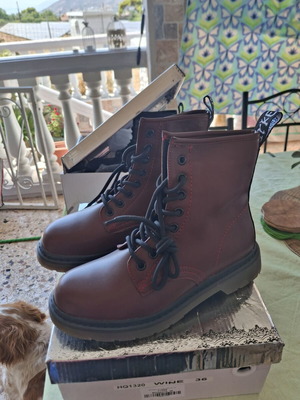 Burgundy ankle boots size 36 like new with minor storage wear