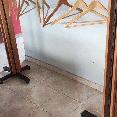 Large clothing hanging system in excellent condition, 16 columns