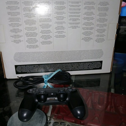 PS4 конзола като нова с контролер, оригинална кутия, кабели и инструкции