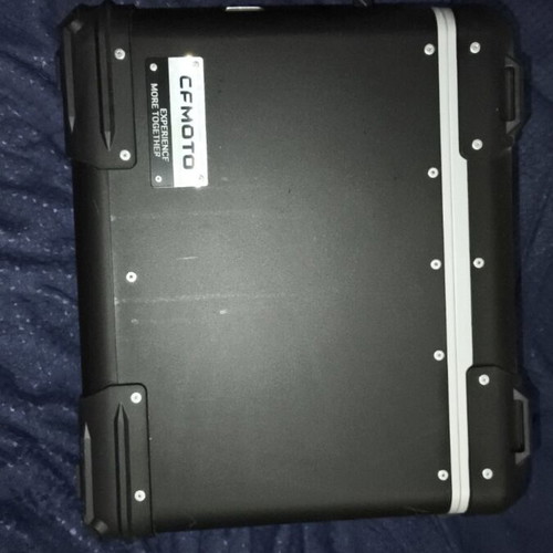 CF MOTO 800mt Side Motorcycle Cases like new, 35L left and 28L right