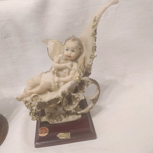 Decorative figures like new, Italian porcelain with wooden base