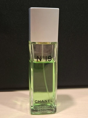Chanel N°19 Eau de Toilette 100ml употребяван