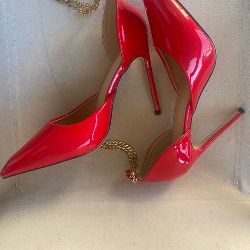 Red high-heeled pumps new, size 41, 12cm heel with gold chain