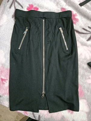 Skirt with zipper like new, black, elastic knee-length
