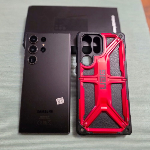 Samsung Galaxy S23 Ultra 512GB black with UAG case