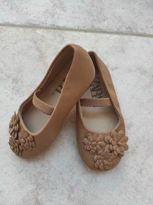Zara children's ballerina shoes with flowers and strap, size 22, beige