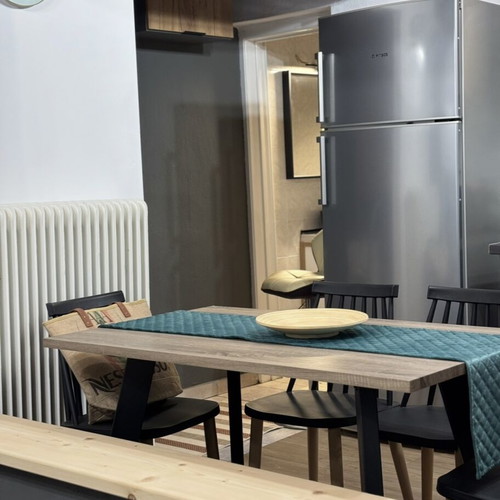 Dining table like new, length 120 cm
