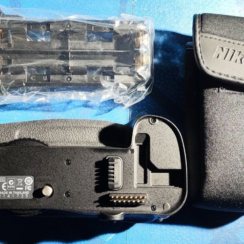 Nikon MB-D10 Multi-Power Battery Pack like new