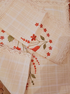 Σετ τρία χειροποίητα σεμεδάκια κεντημένα με δαντέλα σαν καινούργια