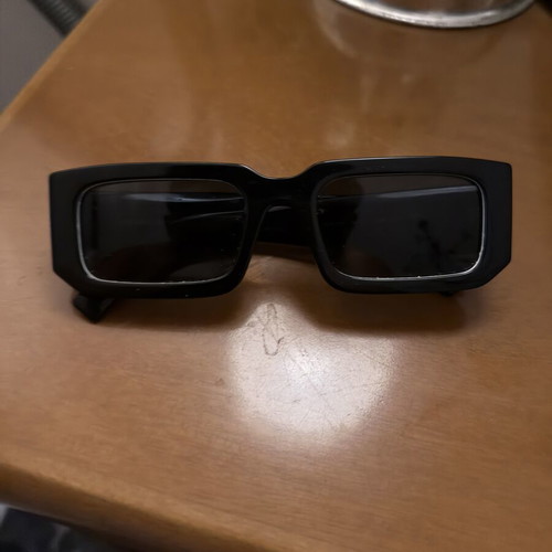 Prada sunglasses like new, black