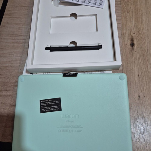 Wacom Intuos M pen tablet, pistachio