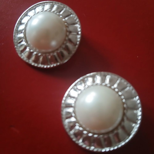 Clip-on earrings vintage 2.5 cm diameter with stamps, like new