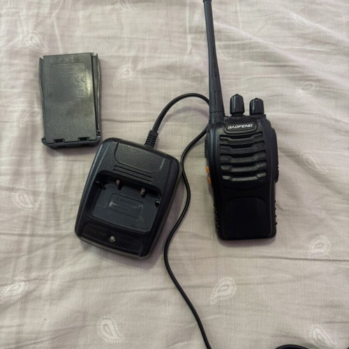 VHF UHF Two-Way Radio Like New, 400-470MHz, 16 Channels, 5W