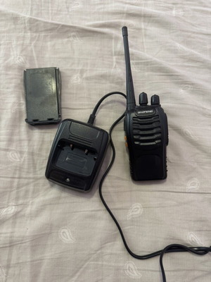VHF UHF Two-Way Radio Like New, 400-470MHz, 16 Channels, 5W