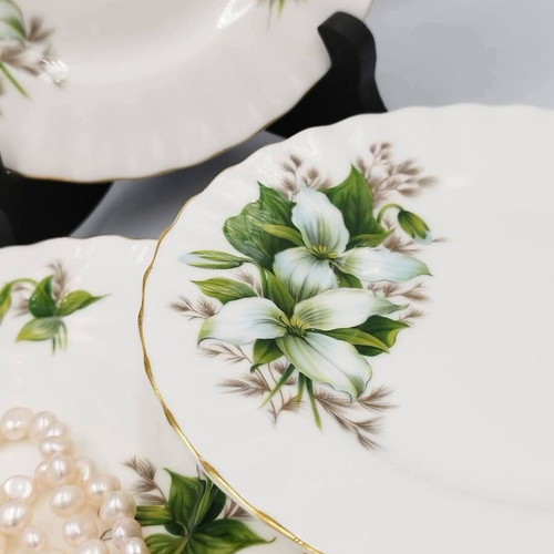 Royal Albert Trillium English cake plates like new, bone china set of 6
