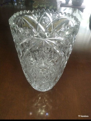 Czechoslovakian crystal vase like new with pinwheel and starburst pattern
