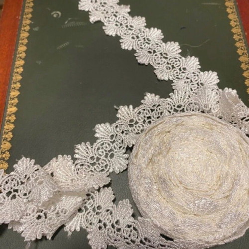 Lace with shells 7.60 meters new, off white with slight pearly tone