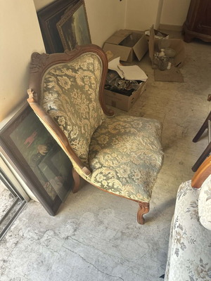 Κλασική παλιά πολυθρόνα μεταχειρισμένη με μασίφ ξύλο και σκαλιστές λεπτομέρειες