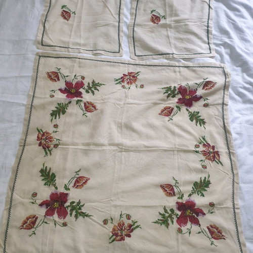 Tablecloth and doilies set with handmade embroidery like new, 60s