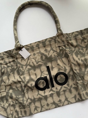 Alo shoulder bag new, large, gray