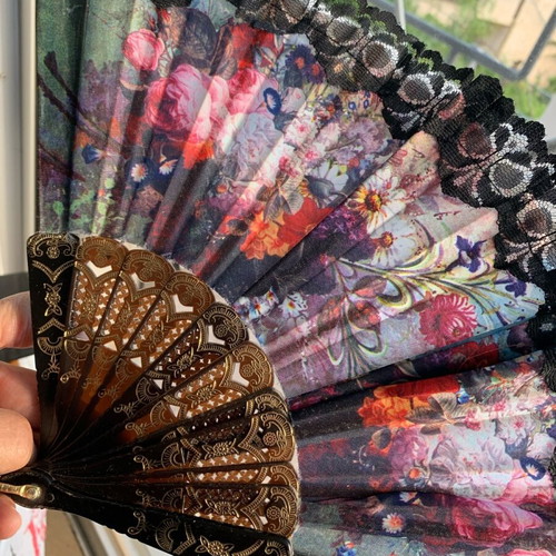 Floral fan like new with lace and gold details