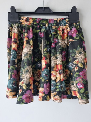 Zara mini skirt floral with elastic waist like new, size S