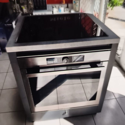 Whirlpool pyrolytic built-in oven and ceramic hob set