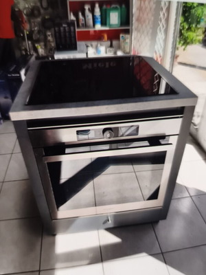 Whirlpool pyrolytic built-in oven and ceramic hob set