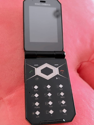 Sony Ericsson Dolce and Gabbana Jalou used pink