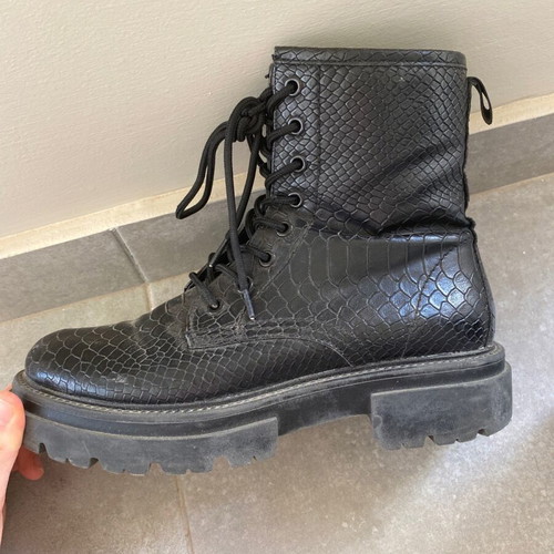 Black boots like new