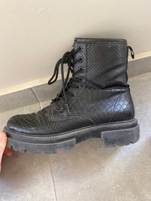 Black boots like new