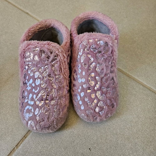 Adam's Shoes children's slippers used, size 24, warm with lining