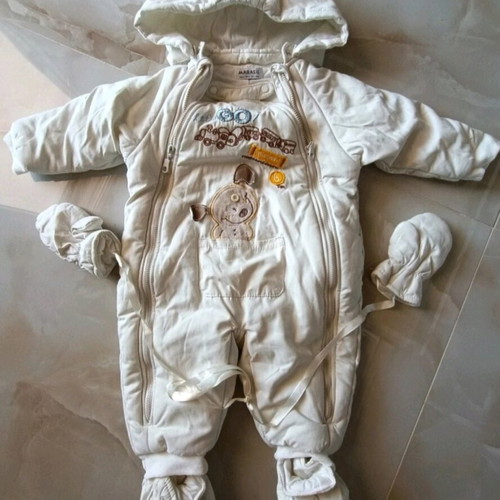 Baby exit suit with detachable gloves and booties new