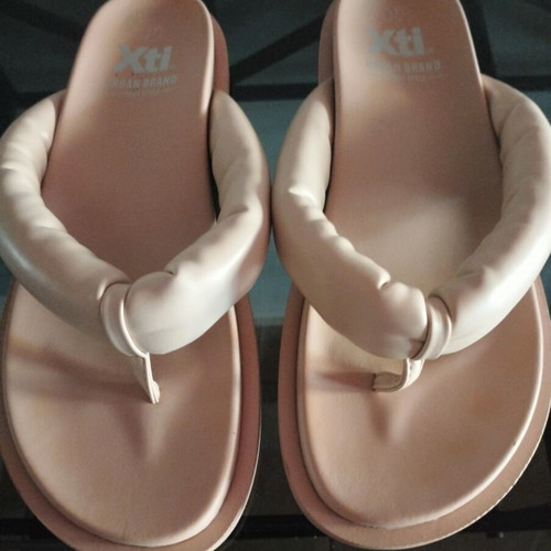 Xti sandals size 37 like new, beige