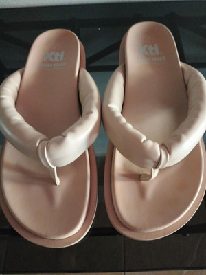 Xti sandals size 37 like new, beige