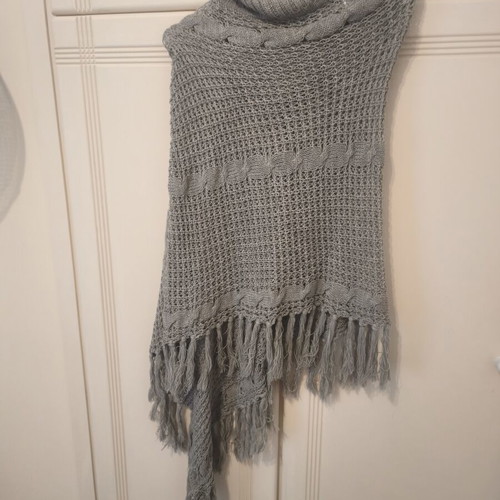Women's knitted poncho with turtleneck and fringes, grey, size S/M
