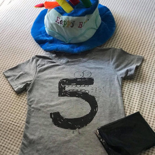 T-shirt size 110 cm with number 5 and birthday hat like new