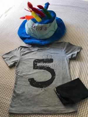 T-shirt size 110 cm with number 5 and birthday hat like new