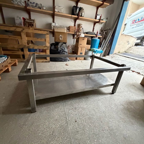 Stainless steel sinks, lantsa, table and baking tray racks used