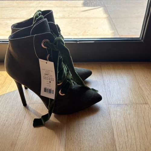Women’s suede ankle boots new size 38 with green velvet laces