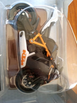 ktm 1190 rc8 R супербайк 1/18 миниатюра нова