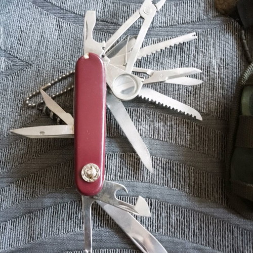 Swiss-type multitool pocket knife like new, 16 functions