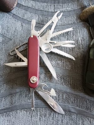 Swiss-type multitool pocket knife like new, 16 functions