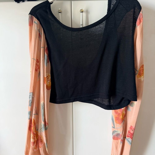 Nidodileda top used, black with floral sleeves