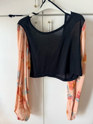 Nidodileda top used, black with floral sleeves