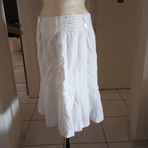 Artisti Italiani linen skirt size 40 like new with mother pearl details